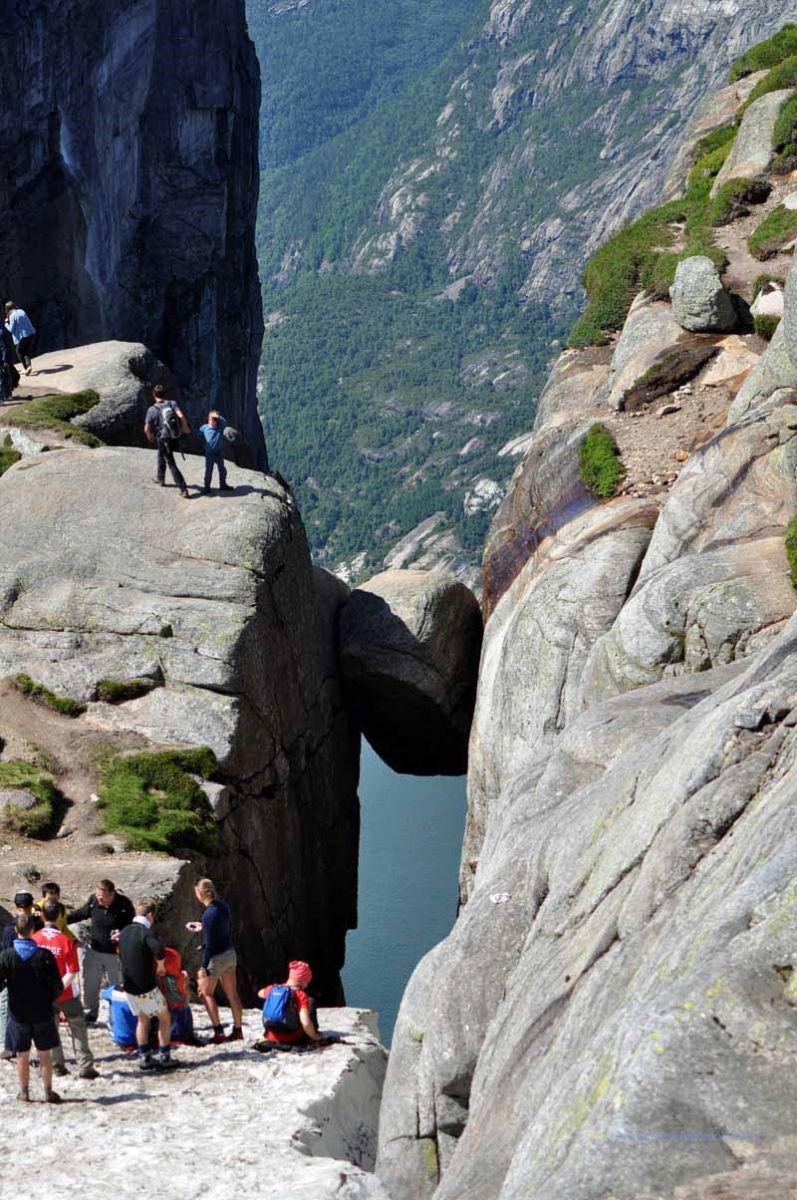 Опасный камень в Норвегии