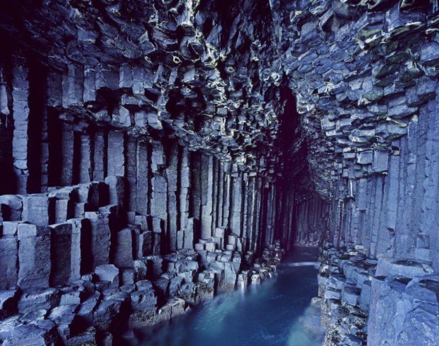 Узкие коридоры пещеры