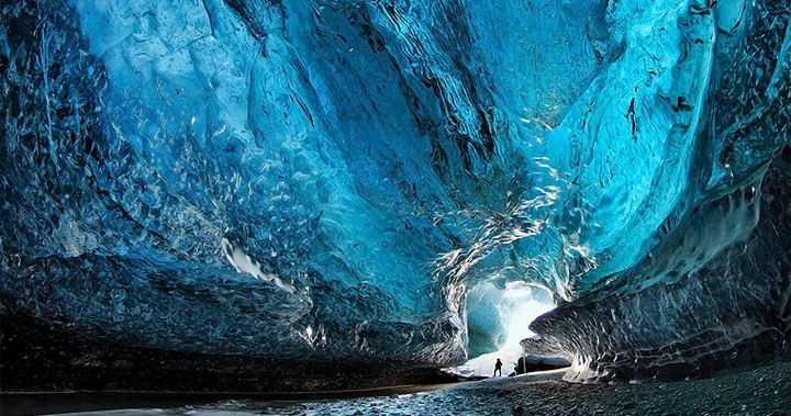Пещера в Исландии изо льда