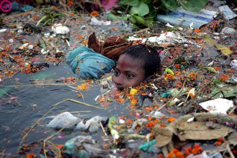 Пластиковый мусор в воде