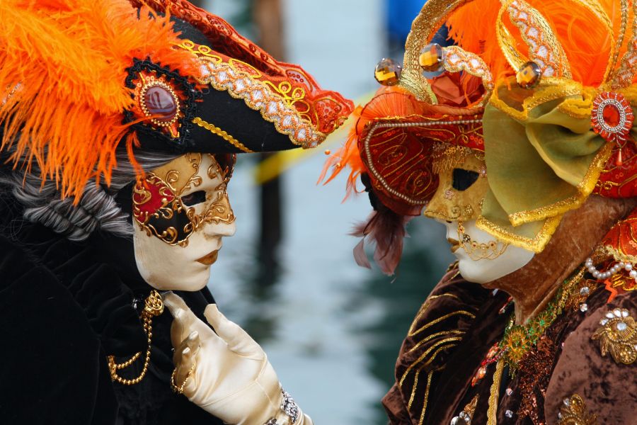 пара в карнавальных масках, венецианский карнавал