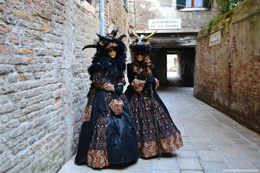 женщины в нарядах идут по улице, венецианский карнавал