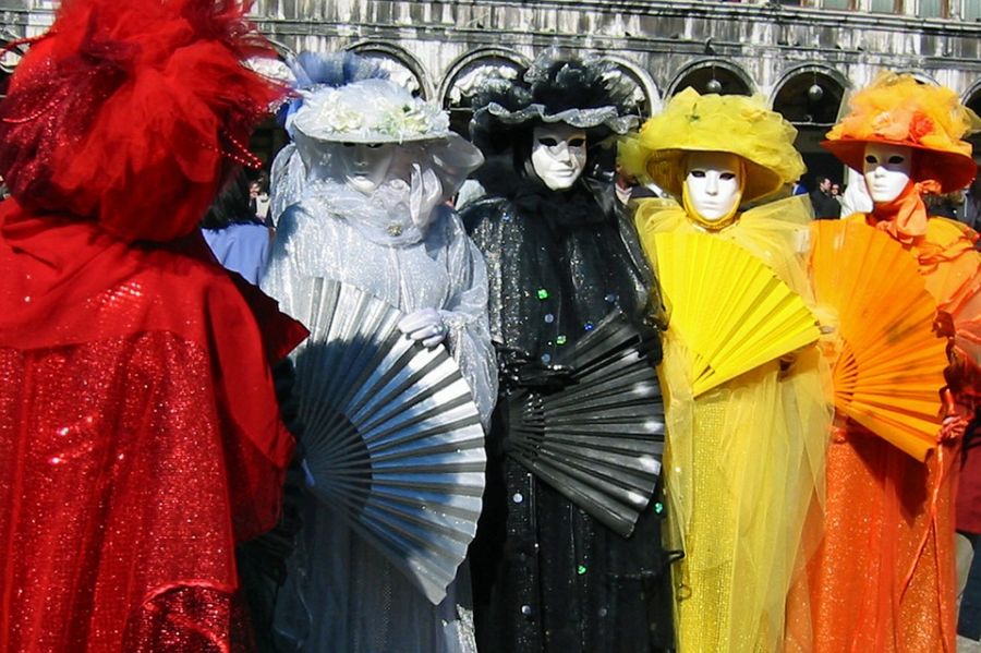 люди в разноцветных карнавальных костюмах, венецианский карнавал