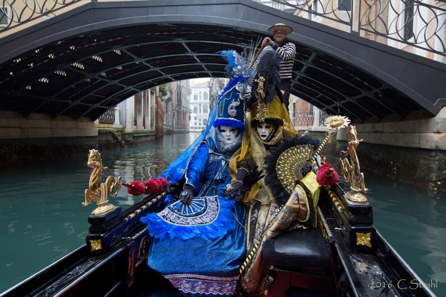 пара в карнавальных костюмах плывет в гондоле, венецианский карнавал