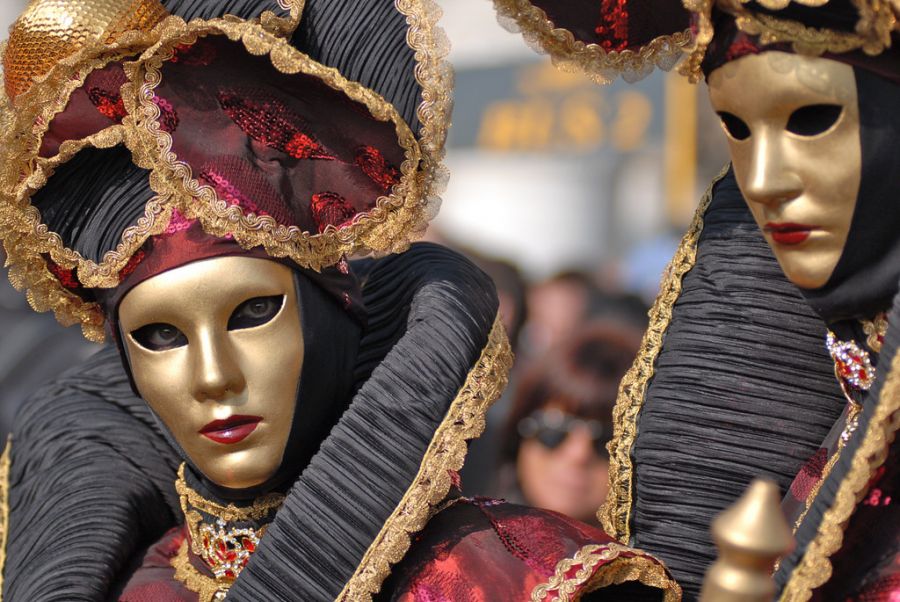 пара в золотых карнавальных масках и костюмах, венецианский карнавал