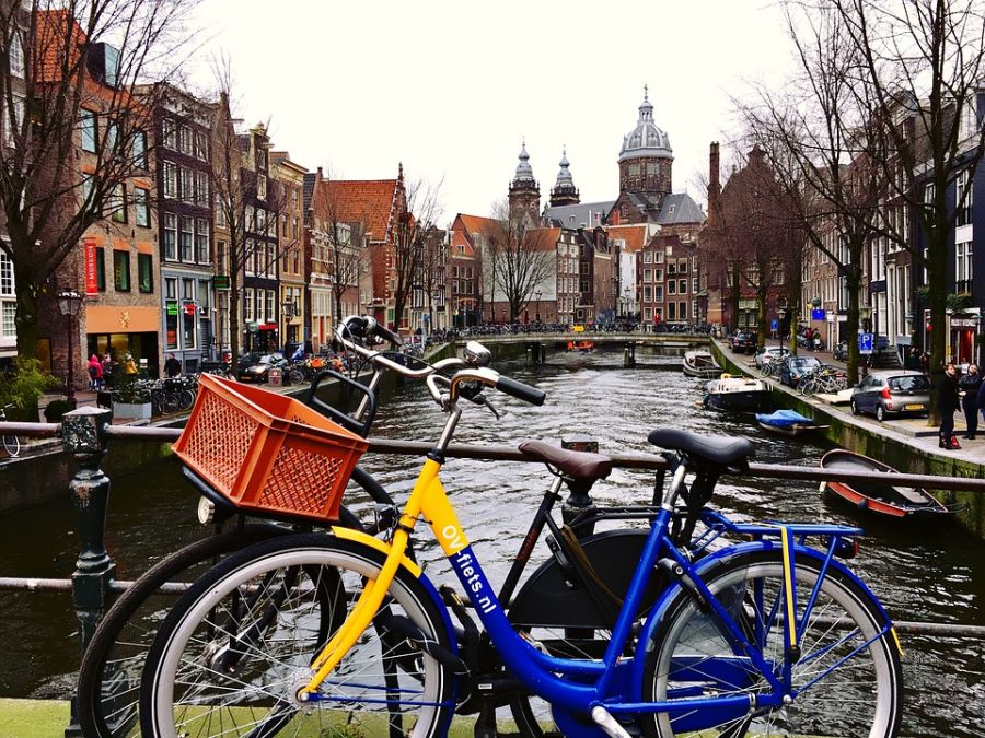 велисипеди на мостике над каналом, достопримечательности Амстердама
