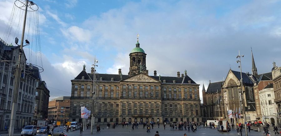 Королевский дворец на фоне голубого неба, достопримечательности Амстердама