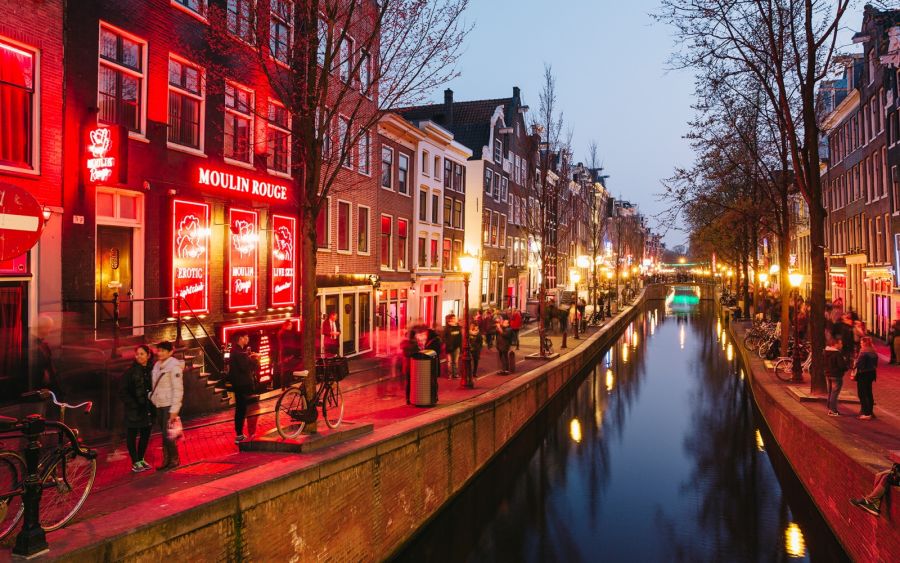 вид на канал и улицу красных фонарей, достопримечательности Амстердама