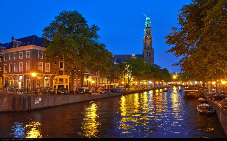 канал и ночной город с огнями, достопримечательности Амстердама