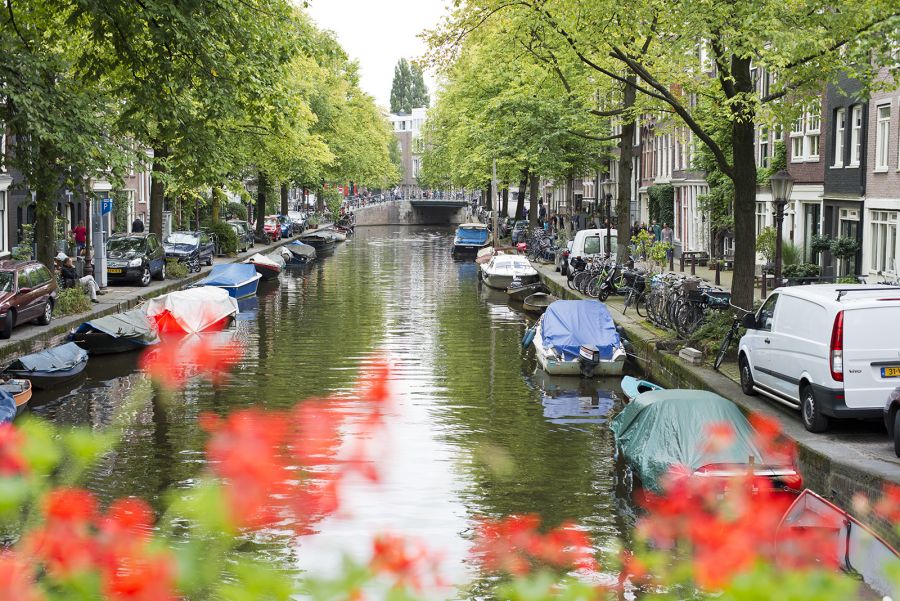 каналы Амстердама днем, лодки, достопримечательности Амстердама