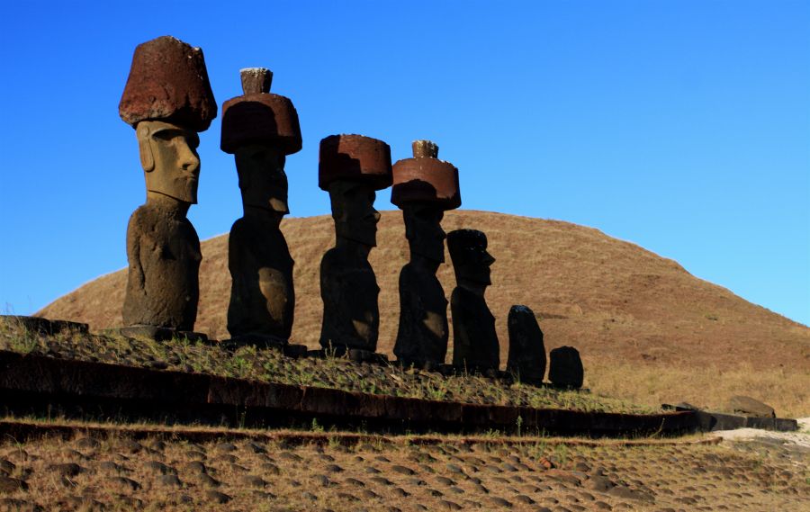 статуи острова Пасхи, выстроенные в ряд