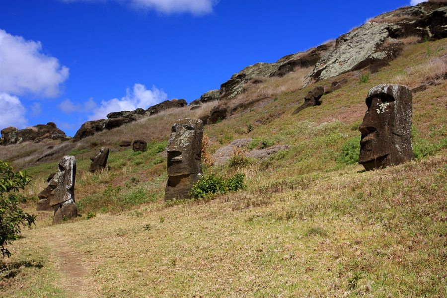 статуи острова Пасхи у подножия вулкана Рано-Рараку