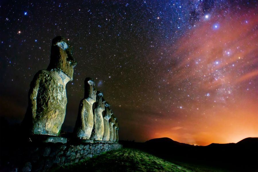 статуи острова Пасхи на фоне ночного звездного неба