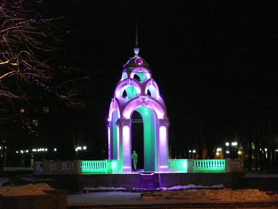 фонтан Зеркальная струя в Харькове ночью переливается яркими огнями, достопримечательности Харькова