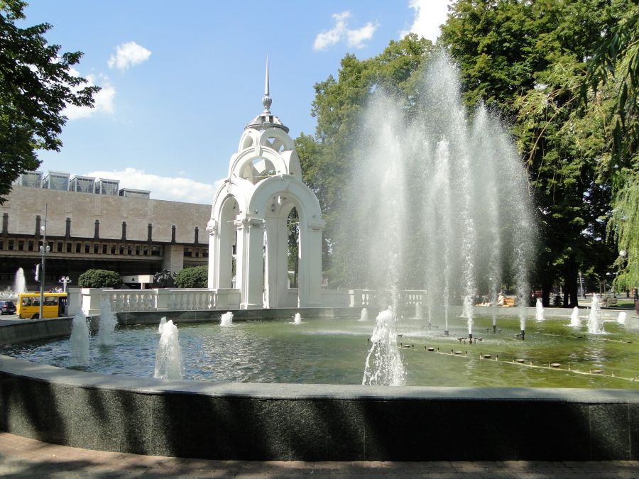 фонтан Зеркальная струя днем, достопримечательности Харькова