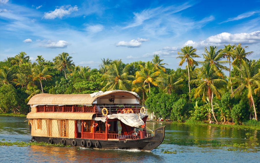 лодка плывет по спокойной реке, отдых в Индиилодка плывет по спокойной реке, отдых в Индии
