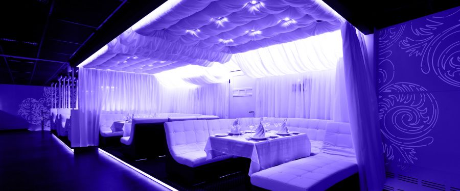 белые столики и диваны с синей иллюминацией в ночном клубе Museum, интересные места Харькова