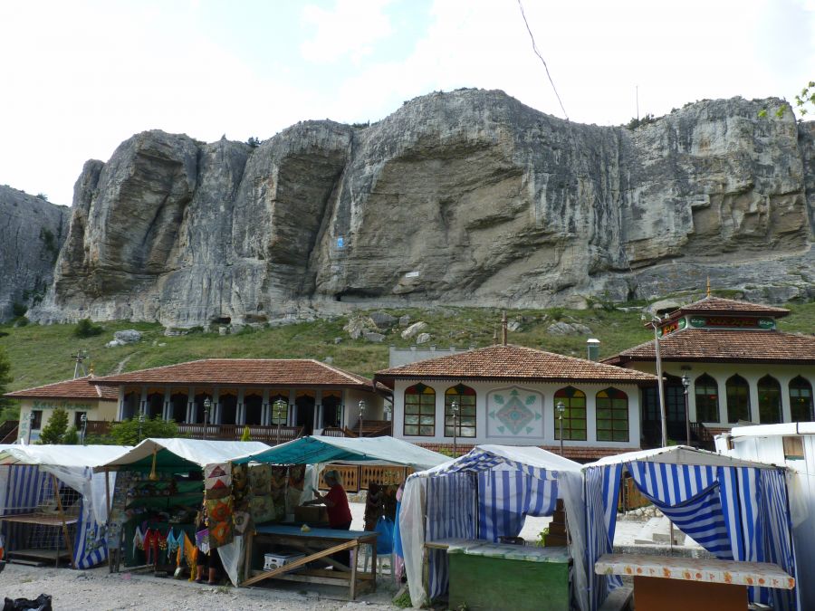 рынок в Бахчисарае на фоне скал, город Бахчисарай