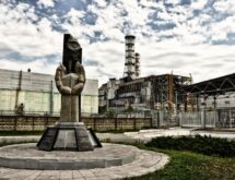 памятник возле Чернобыльской АЭС, прогулка по Чернобылю