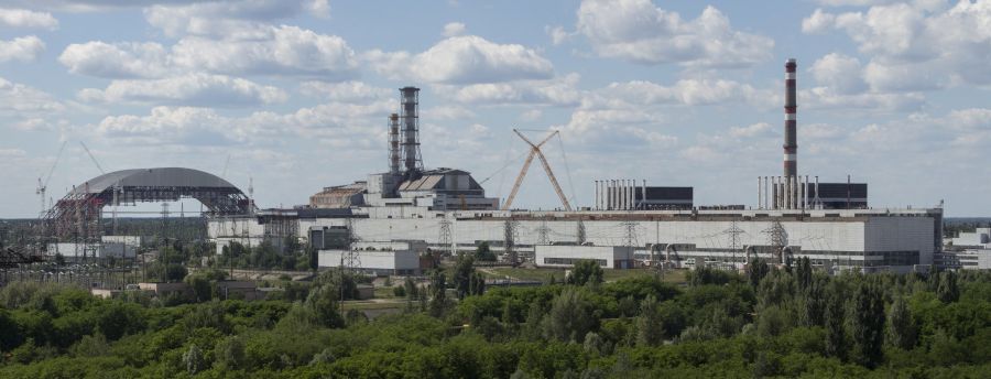 общий вид на Чернобыльскую АЭС, прогулка по Чернобылю