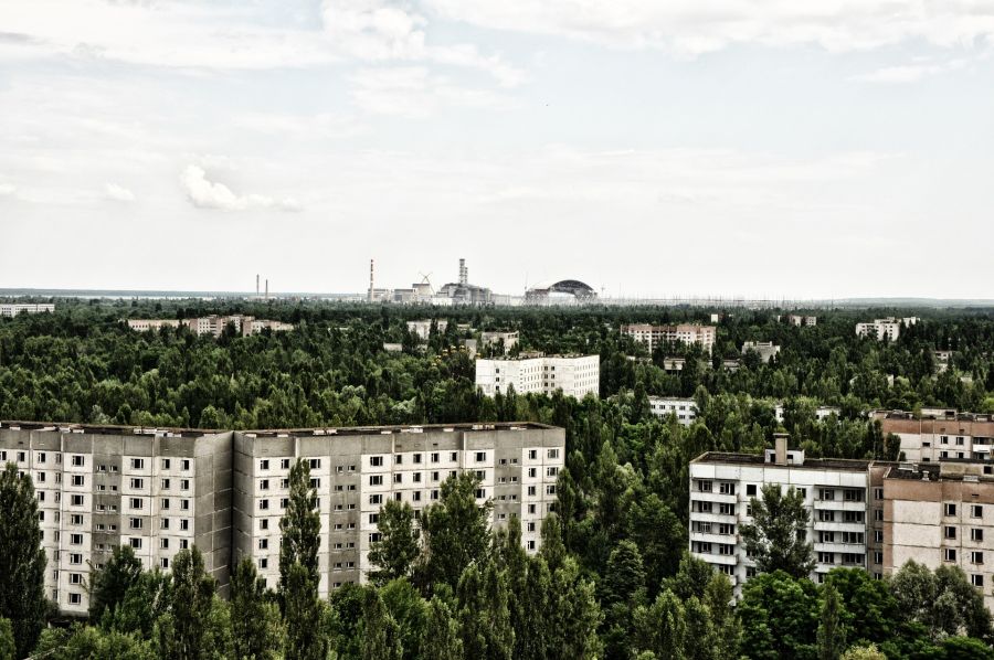 общий вид на город Припять и ЧАЭС вдалеке, прогулка по Чернобылю