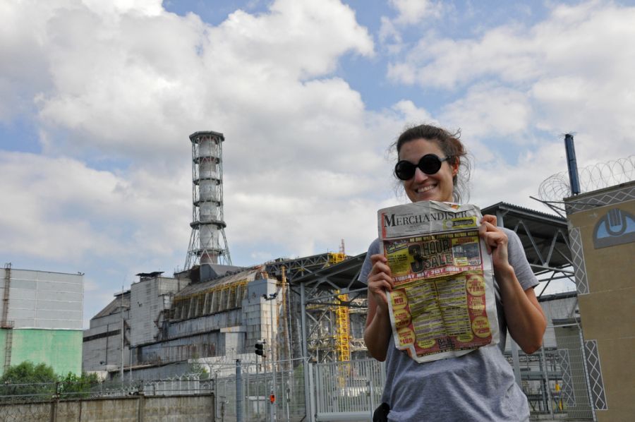 туристка на фоне чернобыльского поврежденного реактора, прогулка по Чернобылю