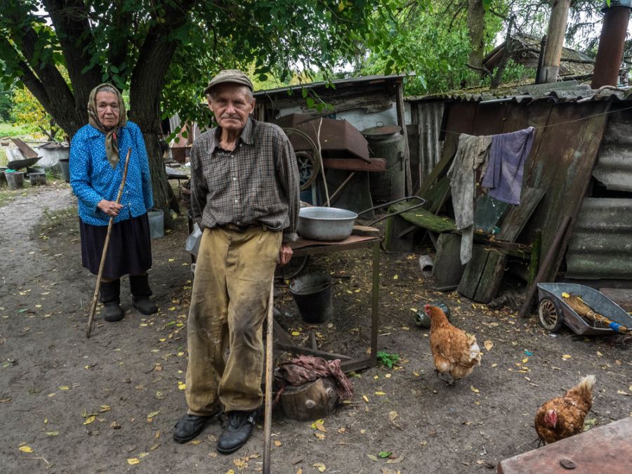 старики в старом дворе в зоне отчуждения, прогулка по Чернобылю