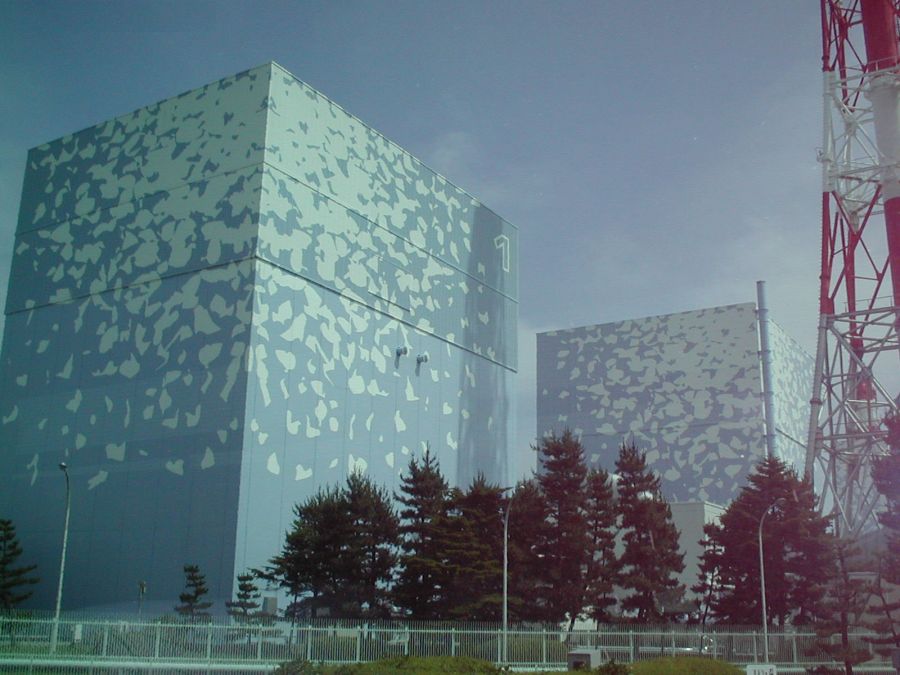 высокие башни на АЭС Фукусима, прогулка по Чернобылю