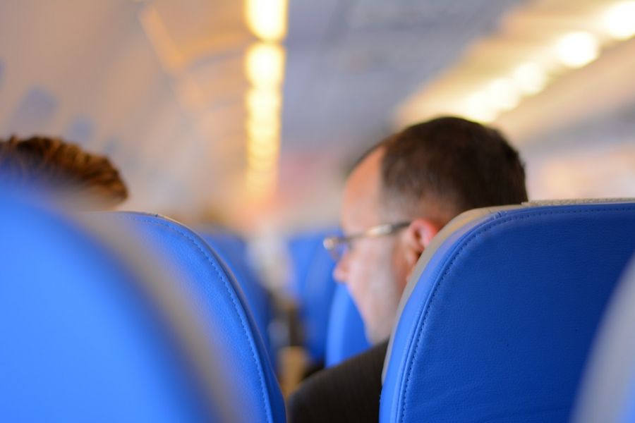 люди в самолете разговаривают, страх полета на самолете