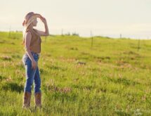 женщина в ковбойской шляпе в поле, что такое дауншифтинг
