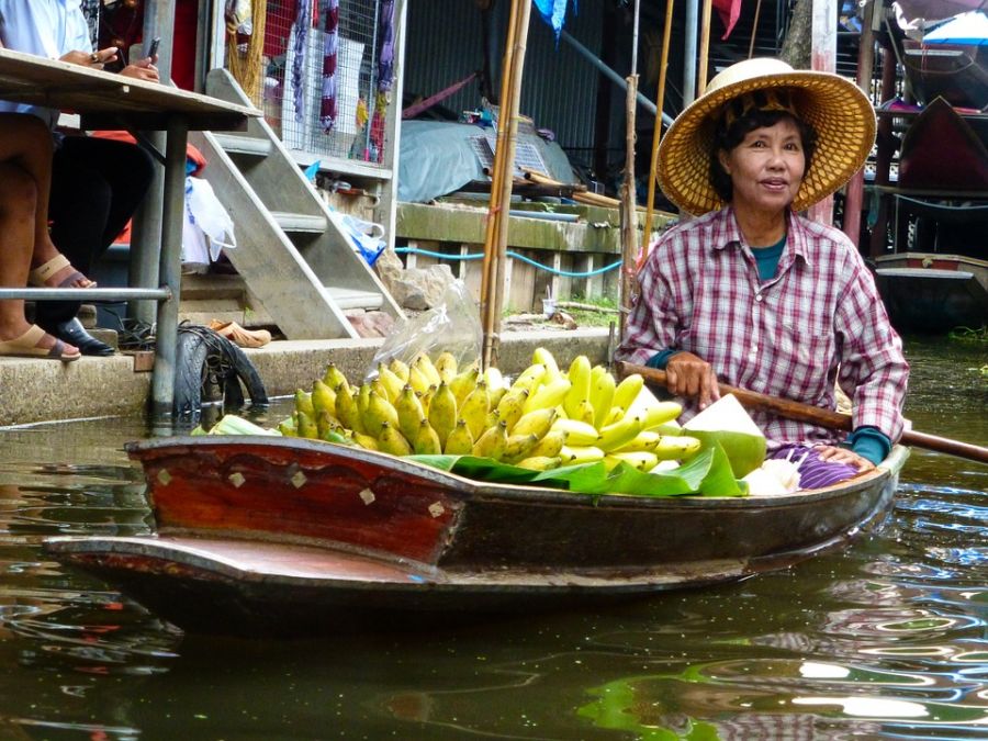 азиатка продает бананы на лодке, что такое дауншифтинг