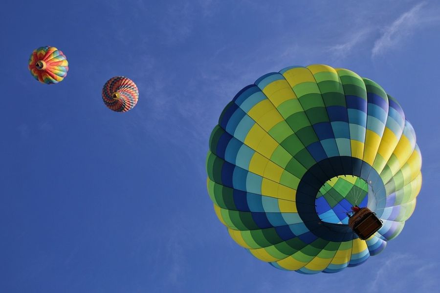 воздушные шары летят в небо, куда сходить в киеве