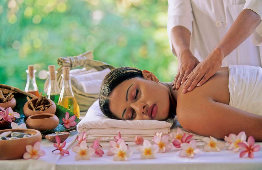 женщине делают расслабляющий массаж, отдых в Индии