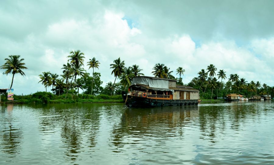 лодка плывет по озеру Вембанад, отдых в Индии