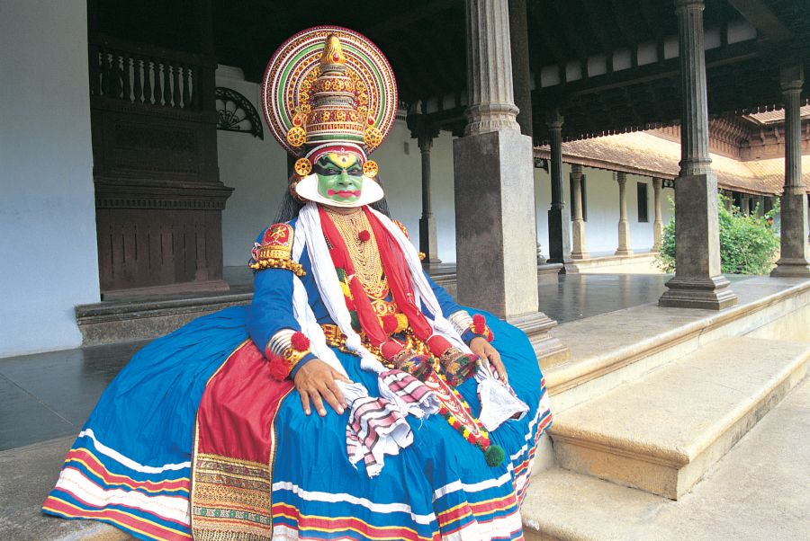 танцор катхакали в ярком наряде, отдых в Индии