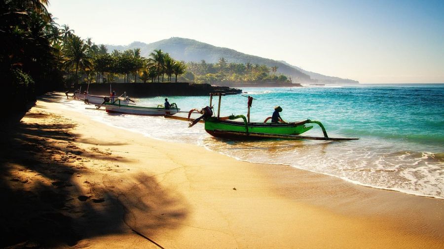 лодки на пляже на Бали, жизнь на Бали