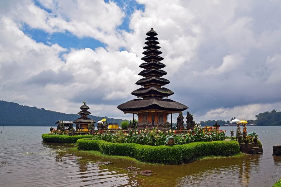 буддистсткий храм на воде, жизнь на Бали