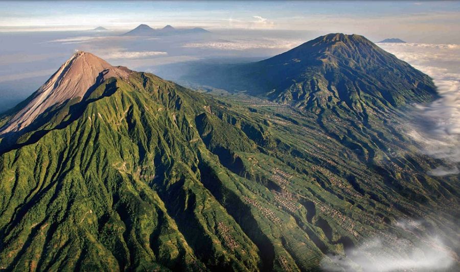 вид на вулкан Агунг с высоты, жизнь на Бали