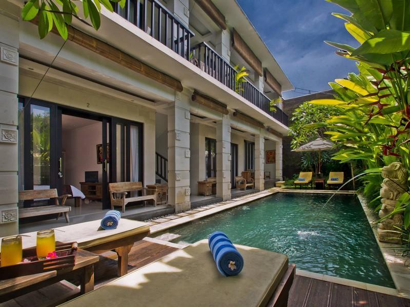 топчаны у бассейна в гестхаусе, жизнь на Бали