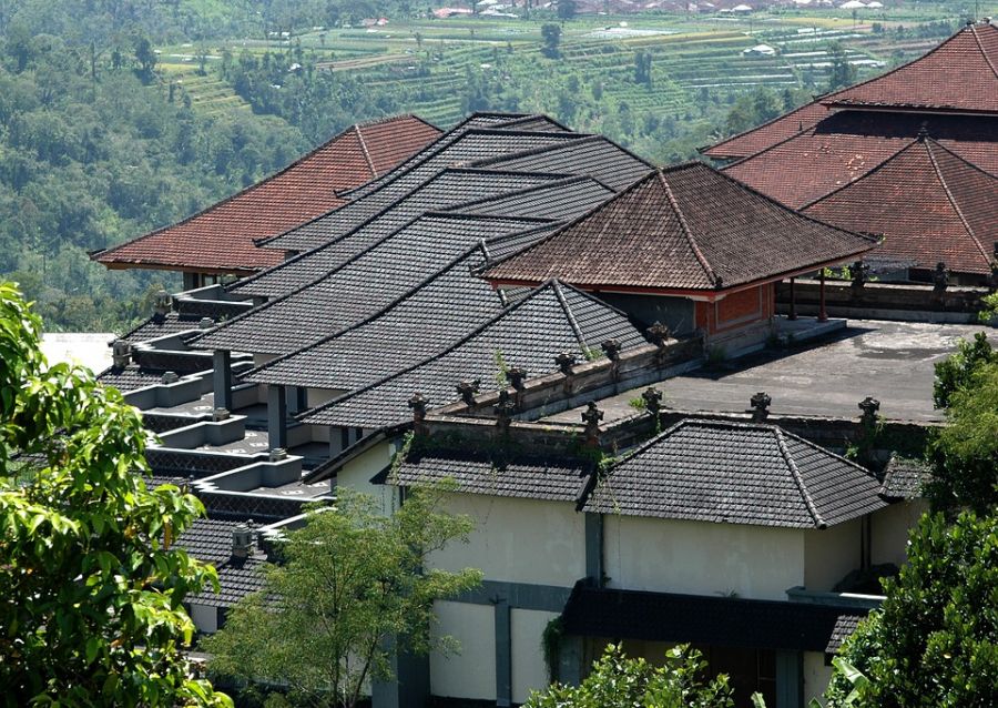крыши обычных домов на Бали, жизнь на Бали