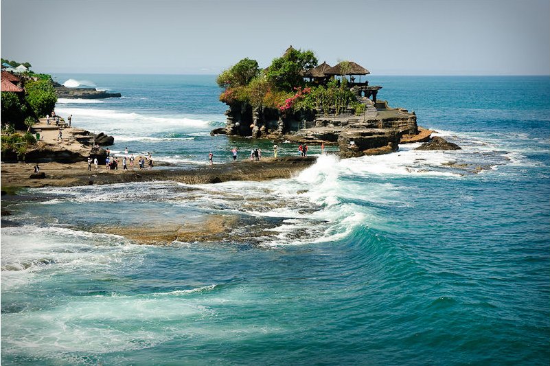 храм Танах Лот на скале, жизнь на Бали