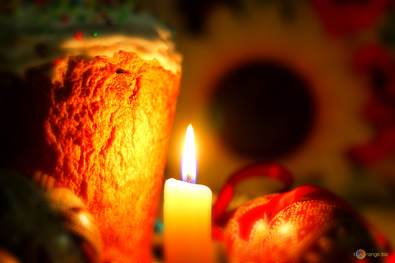 пасхальный кулич и свеча, как празднуют пасху