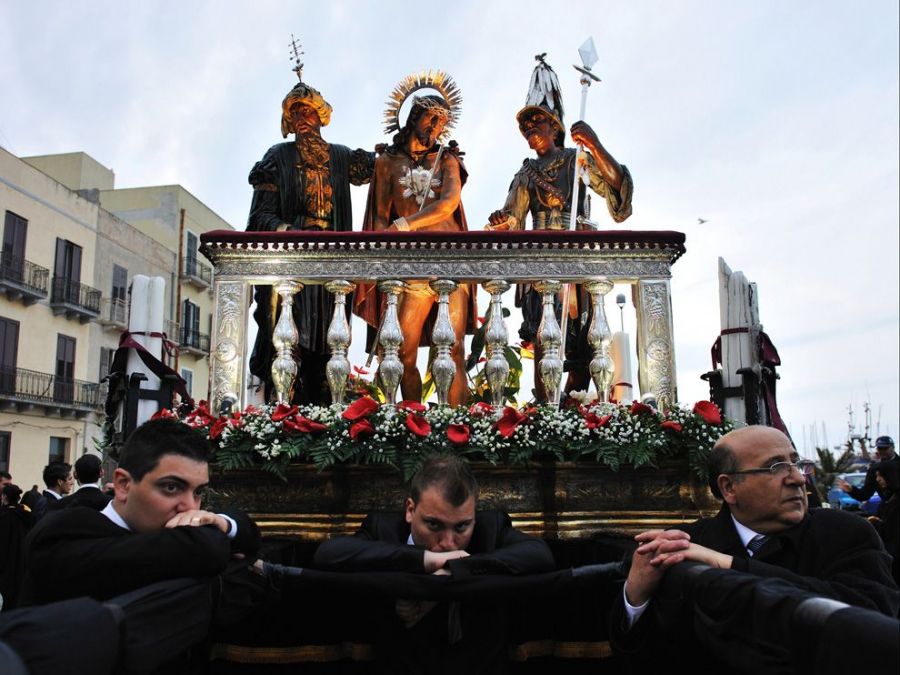 статуя Христа и воинов на постаменте, как празднуют пасху