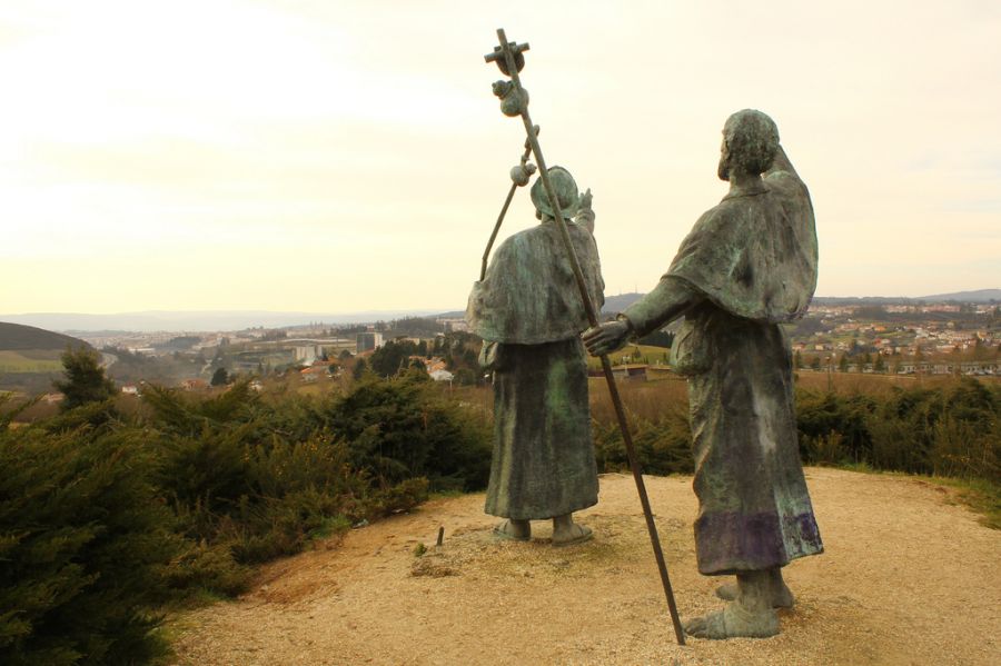 статуи паломников на монте-де-госса, путь святого иакова