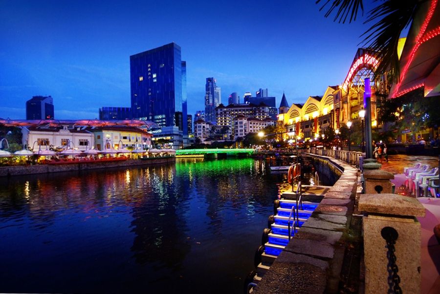 яркие огни на набережной клар-ки, что посмотреть в сингапуре