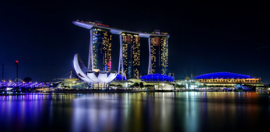 вид на ночной отель Marina Bay Sands, что посмотреть в Сингапуре