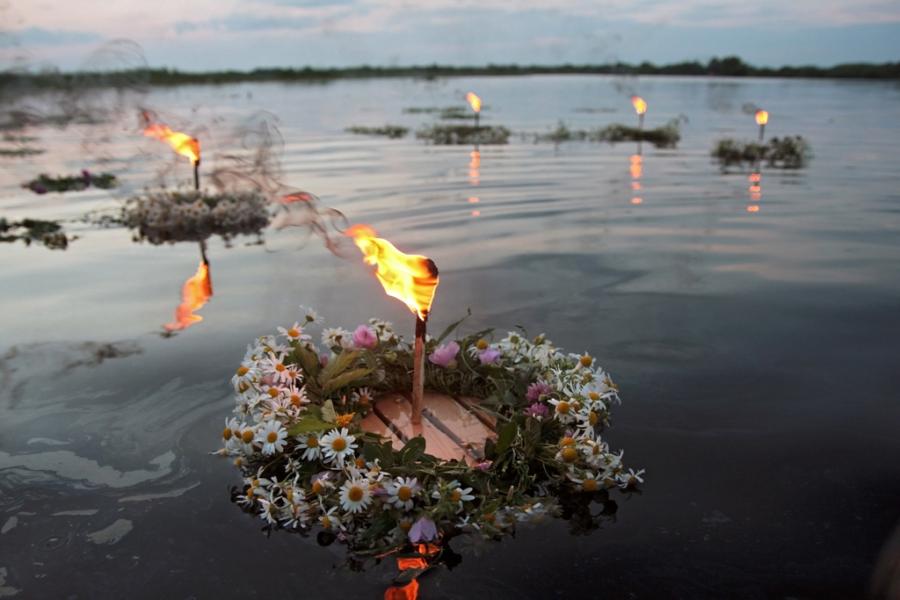 венки со свечами плывут по реке, праздник ивана купала