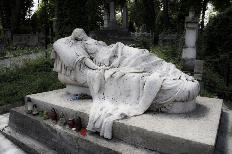 статуя лежащей женщины, Лычаковское кладбище