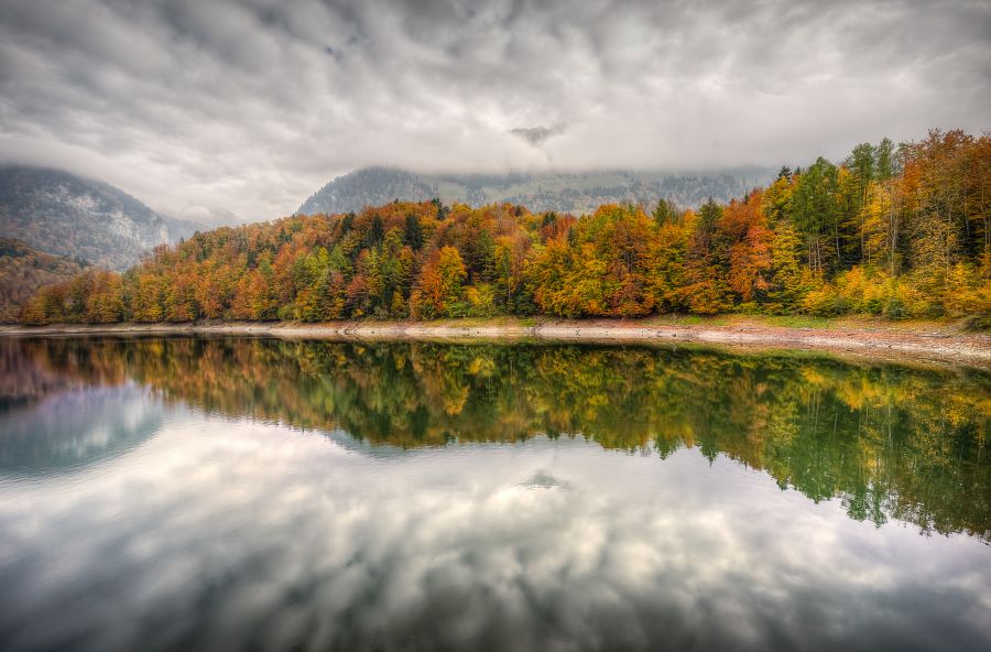 облака отражаются в озере, куда поехать отдыхать осенью