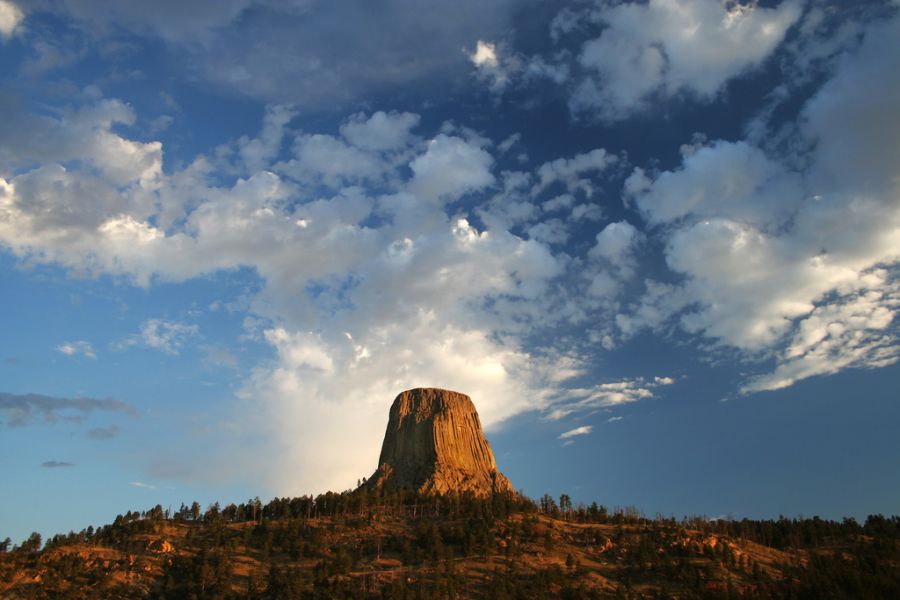 башня дьявола, необычная скала, облака над горой, самые необычные места на земле